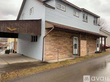 Main picture of 136 S 8th St