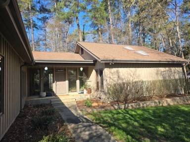 Main picture of 10 Kendall Dr