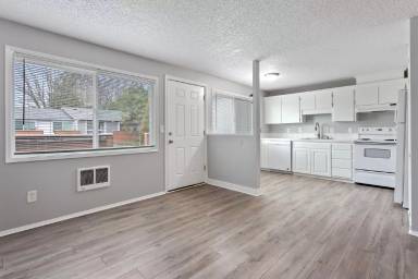 Main picture of 9139 SE Clackamas Rd