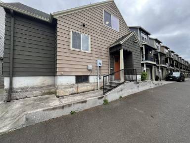 Main picture of 13208 NE Glisan St