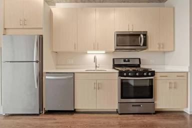 Main picture of 643 S Clark St