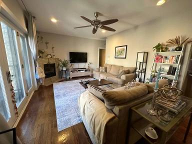 Main picture of 2144 W Schiller St