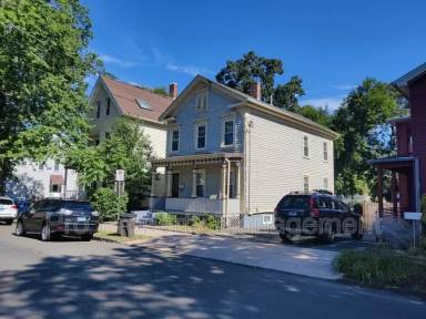 Main picture of 213 Willow St