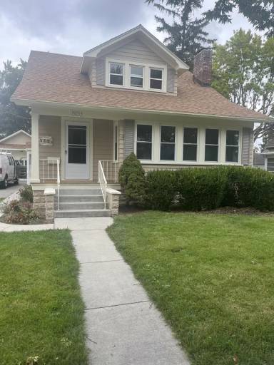 Main picture of 325 E 5th St