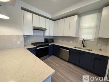 Main picture of 7652 Broadway