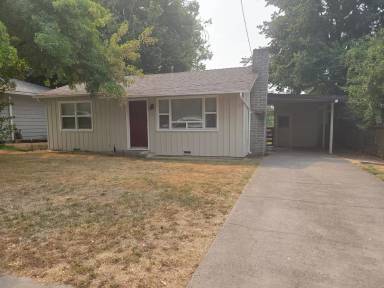 Main picture of 711 NE Savage St