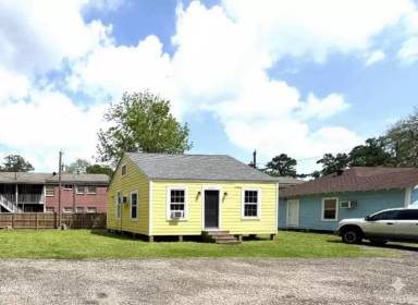 Main picture of 320 W College St