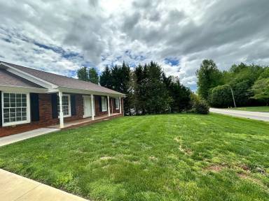 Main picture of 204 N Oakgrove Ext