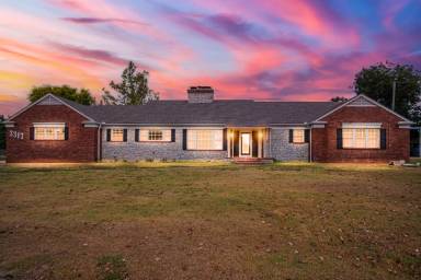 Main picture of 3317 E Maxwell Dr