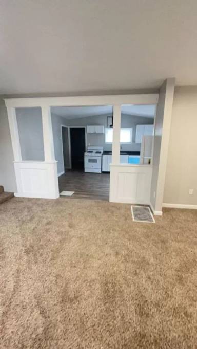 Main picture of 301 E 7th St