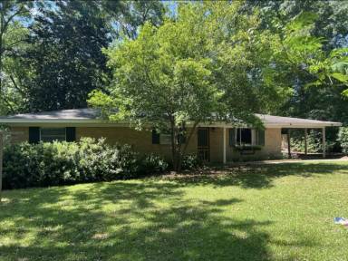 Main picture of 808 Ladner St