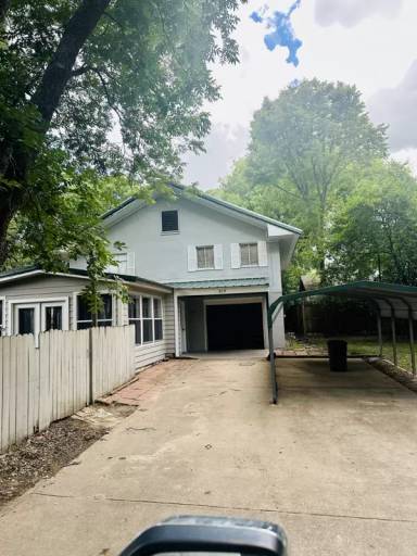 Main picture of 305 Wigley St