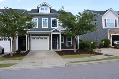 Main picture of 1055 Monmouth Loop