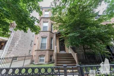Main picture of 851 W Wellington Ave