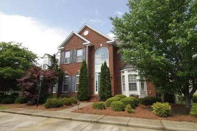 Main picture of 650 E Cheval Dr