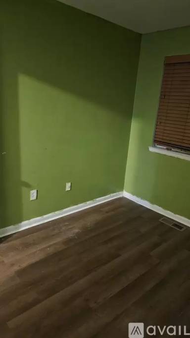 Main picture of 909 Porter Ct NE