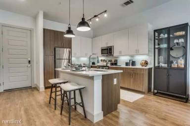 Main picture of 441 S Hall St