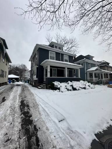 Main picture of 174 Gardiner Ave