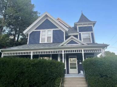 Main picture of 114 1/2 College Ave NE