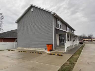 Main picture of 915 N Riverside Dr