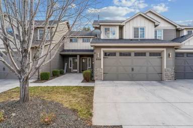 Main picture of 2084 W Pine Ave