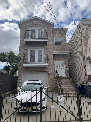 Main picture of 105 Palm St