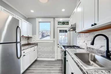 Main picture of 3028 Kenyon Ave