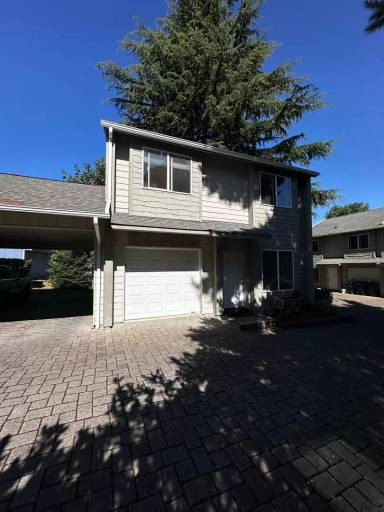 Main picture of 324 Clay St W