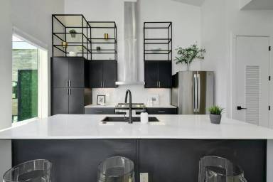 Main picture of 7716 Louis Pasteur Dr