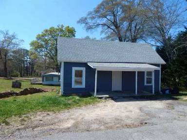 Main picture of 320 Railroad St