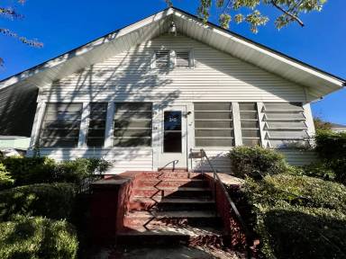 Main picture of 319 W Allen St