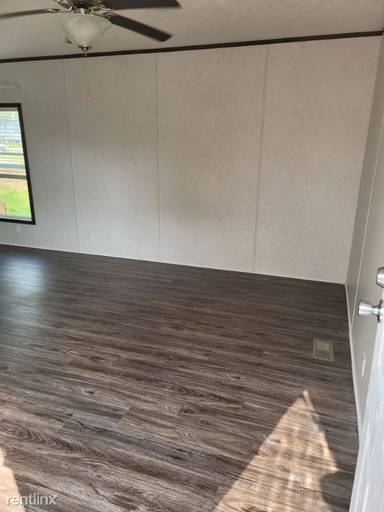 Main picture of 2214 Tri Level Ln