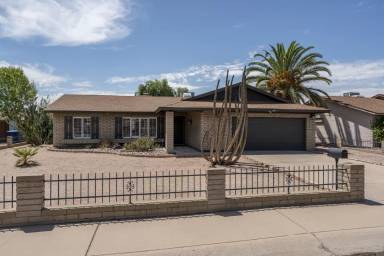 Main picture of 951 W La Jolla Dr
