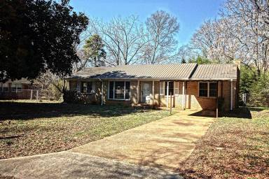 Main picture of 2705 Euclid Rd NW