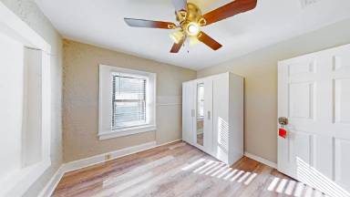 Main picture of 1911 Quincy St S