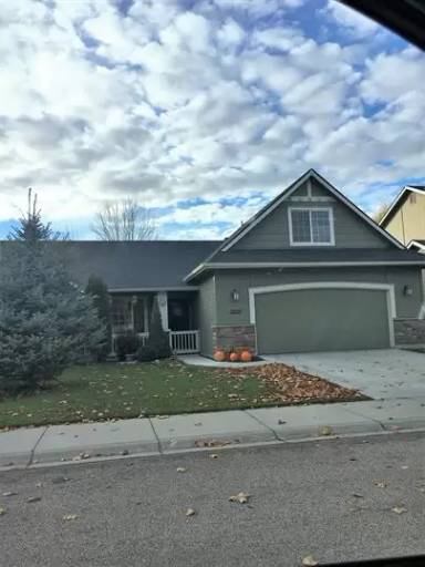 Main picture of 2831 N Sharon Ave
