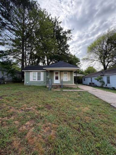 Main picture of 562 Lewis Ave