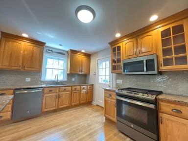 Main picture of 65 Buell St