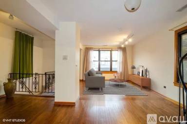 Main picture of 2227 N Clybourn Ave