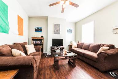Main picture of 2617 Burham St