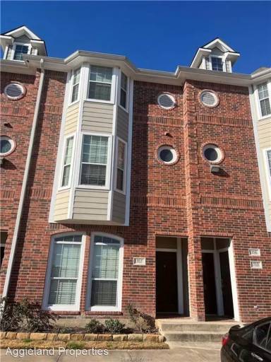 Main picture of Lakeridge Townhomes
