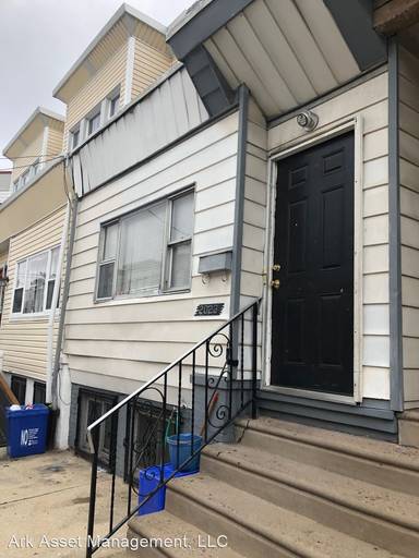 Main picture of 2023 S Bonsall St