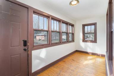 Main picture of 447 Banfil St