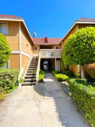 Main picture of 390 N San Antonio Ave
