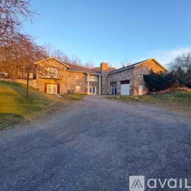 Main picture of 1066 Frankfort Hwy