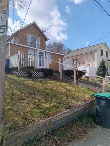 Main picture of 44 Rock Ave