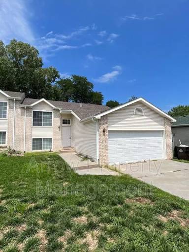 Main picture of 330 W Irving St