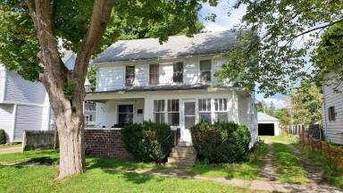 Main picture of 213 E Oak St