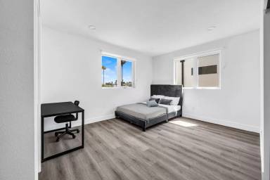 Main picture of 1156 W 38th St