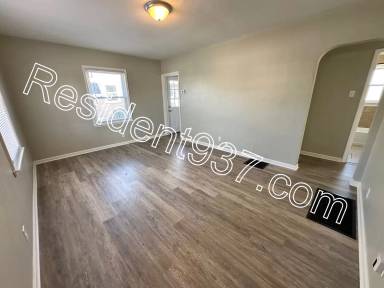 Main picture of 1684 Humphrey Ave